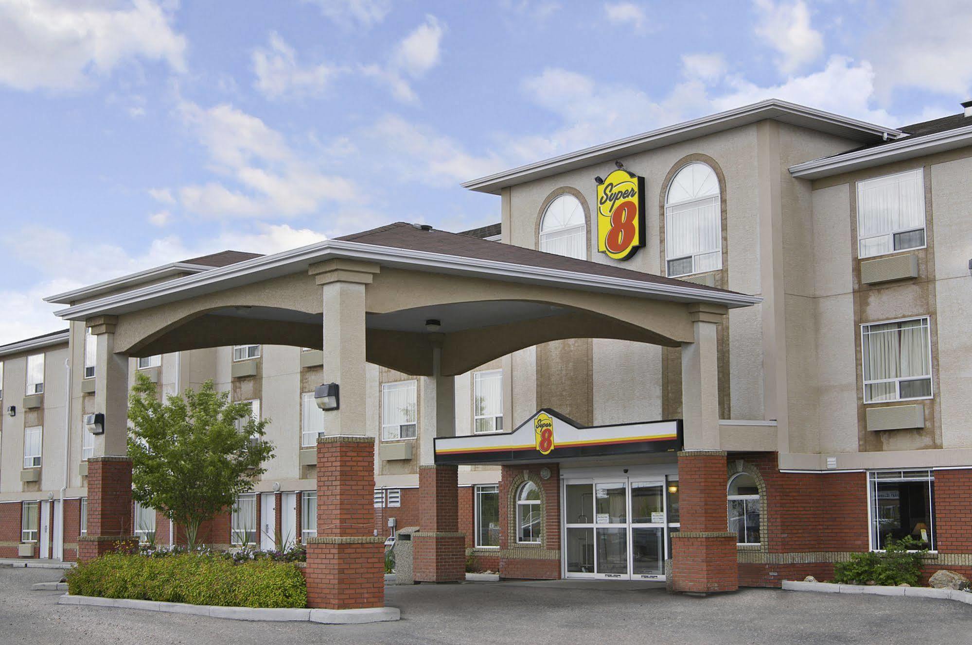 Super 8 By Wyndham High River Ab Buitenkant foto